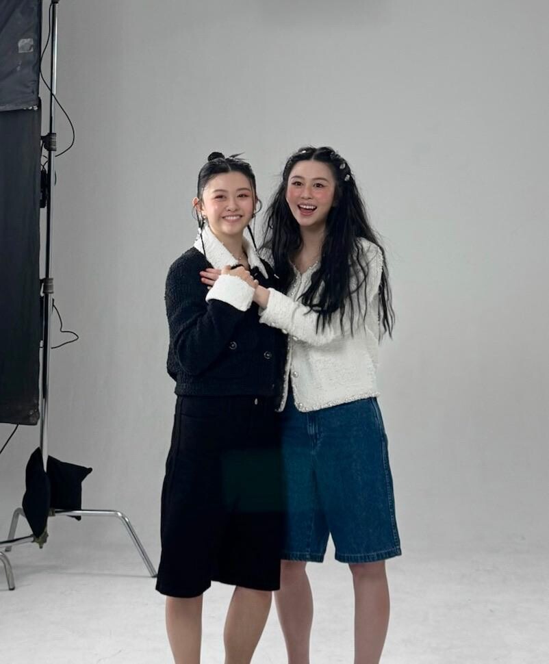 沈月和沈日玩起CHANEL全新皇牌四色眼影—珠寶鈕扣限定版道具珠寶鈕扣。